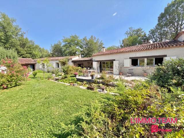 Maison de plain-pied sur 1.6Ha, avec piscine et ateliers — photo du bien