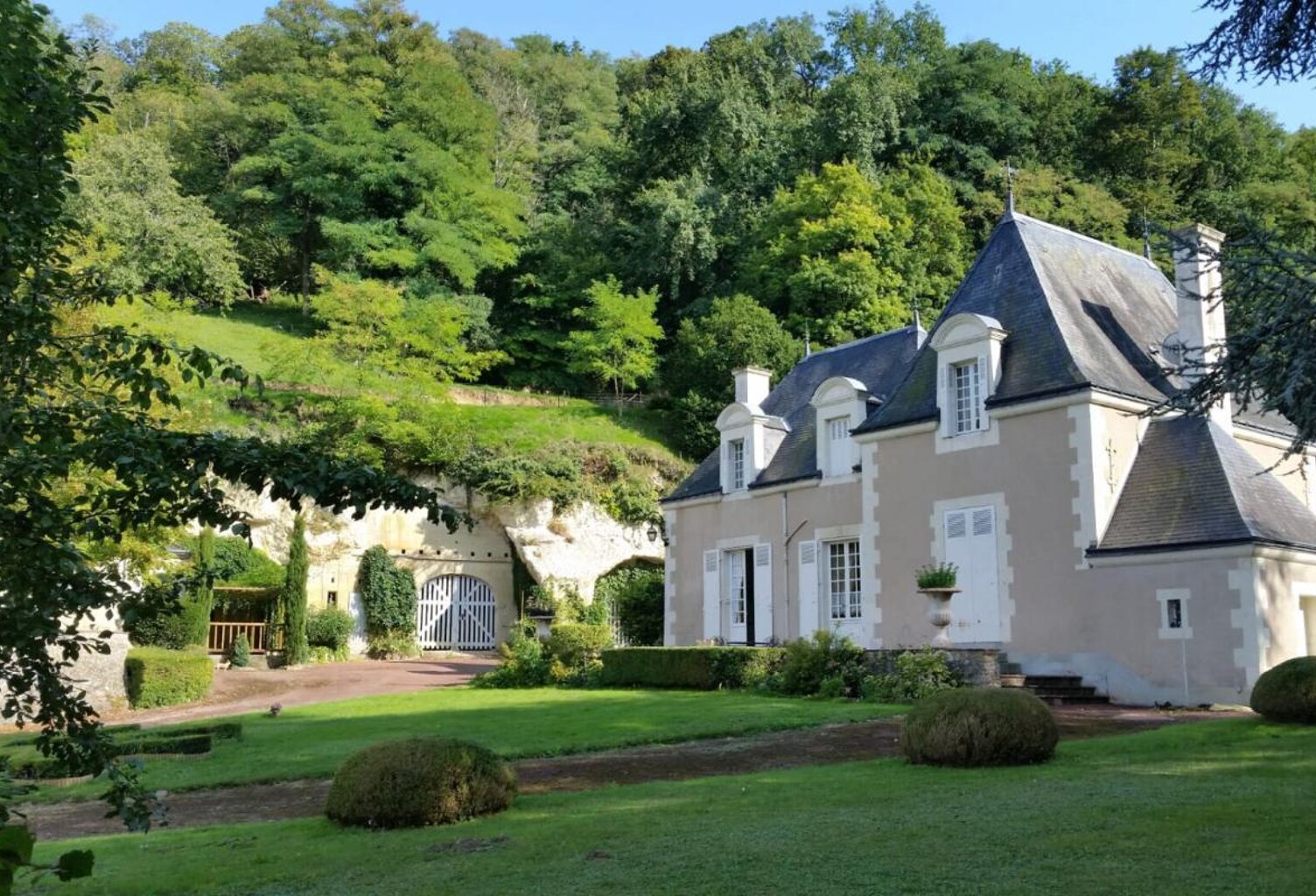 MANOIR A LA CHARTRE SUR LE LOIR  ET SES CAVES EXCEPTIONNELLES — photo 1