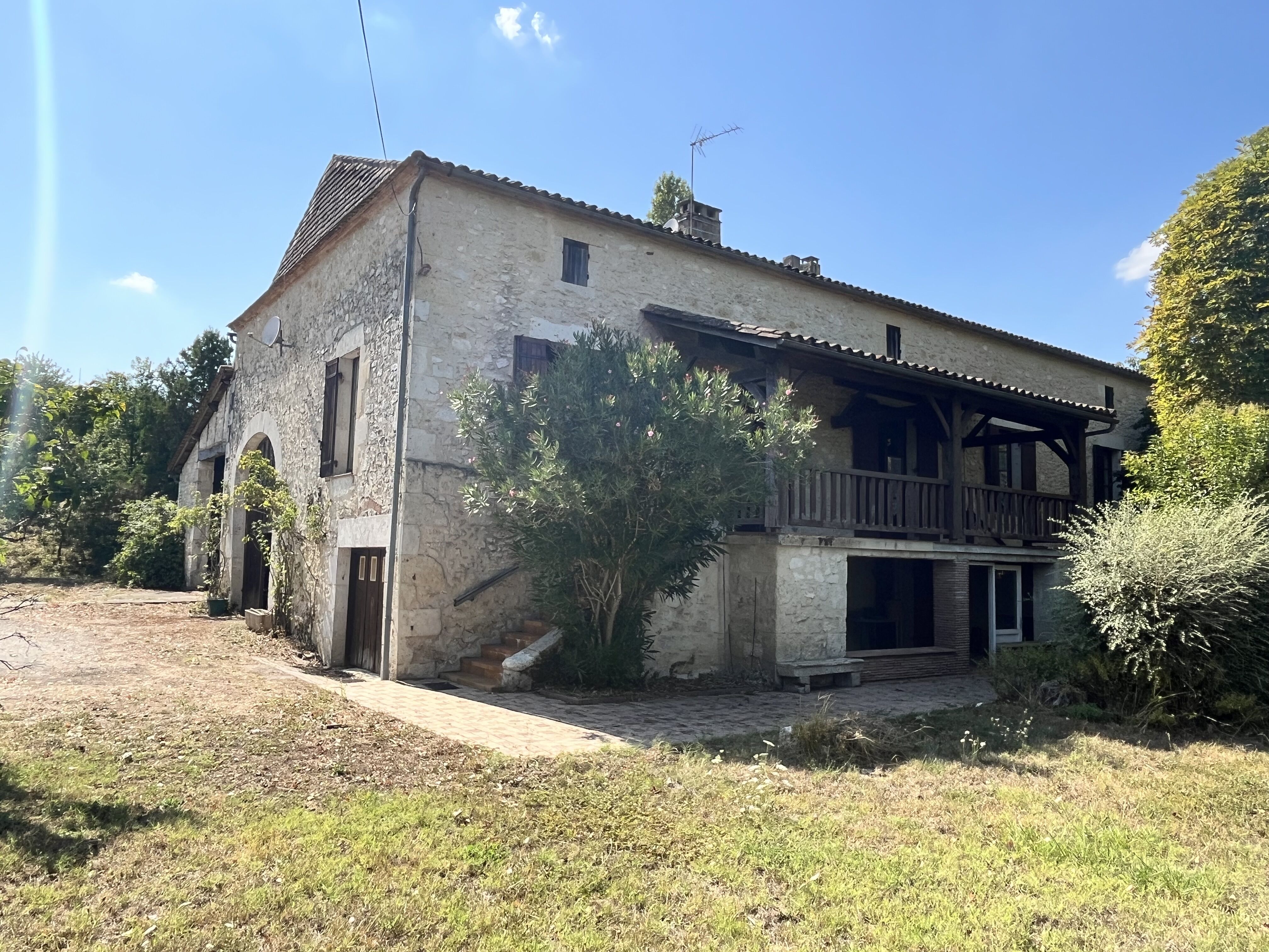Superbe bâtisse en pierre (maison et dépendances) entourée de 2ha40 de prairie, puits et mare
