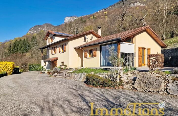 Un domaine d’exception aux portes du Vercors – Près de 27 hectares, deux maisons, des dépendances et une vue spectaculaire — photo 3