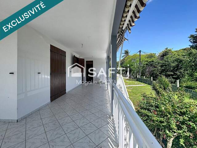 Maison de 3 chambres avec terrain clôturé de 1237m², garage et beaux volumes dans un secteur calme du Moule. — photo du bien