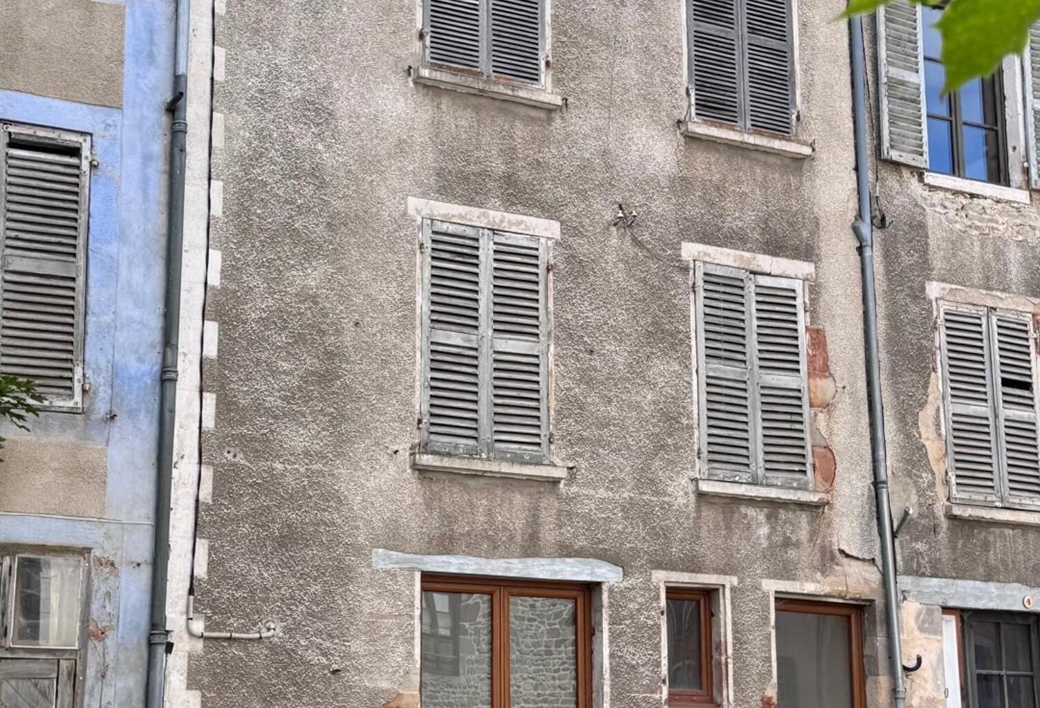 Ardes-sur-Couze  Maison de bourg composée de deux logements, idéale pour un investissement ou un projet familial — photo 1