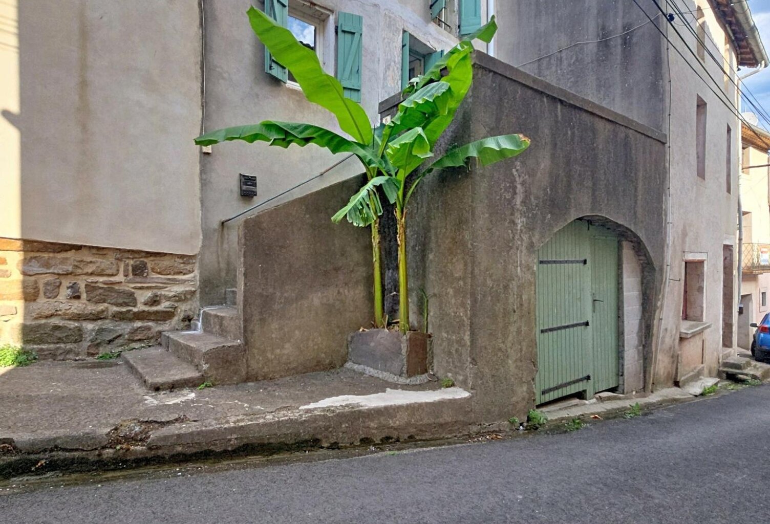 Une maison de caractère avec deux terrasses, superbe cave voûtée et plus de 1 150 m² de terrain, au cœur de Camplong. — photo 1
