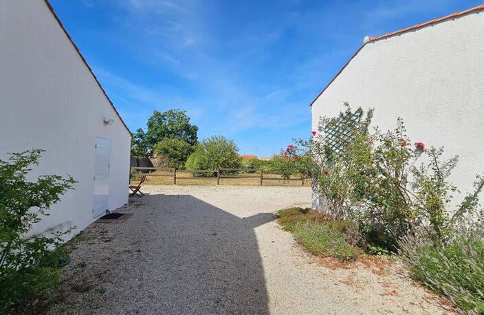 Maison de  plain pied et dépendance — photo 5