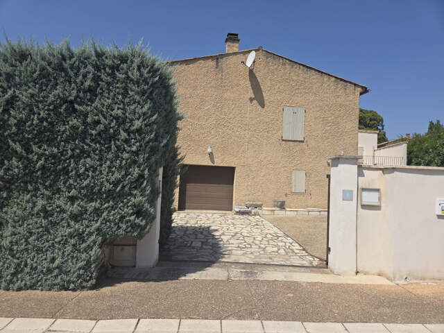 Ensemble immobilier avec maison principale, gîte et chambre — photo du bien