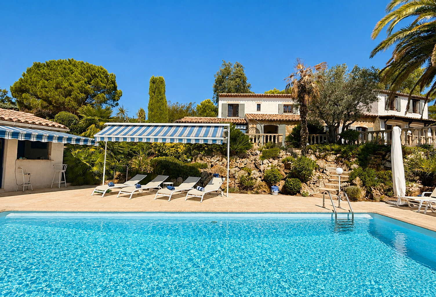 VILLA DE 256m2 AVEC 6 CHAMBRES PISCINE POOL HOUSE  DANS UN DOMAINE PRIVÉ À PUGET SUR ARGENS — photo 1
