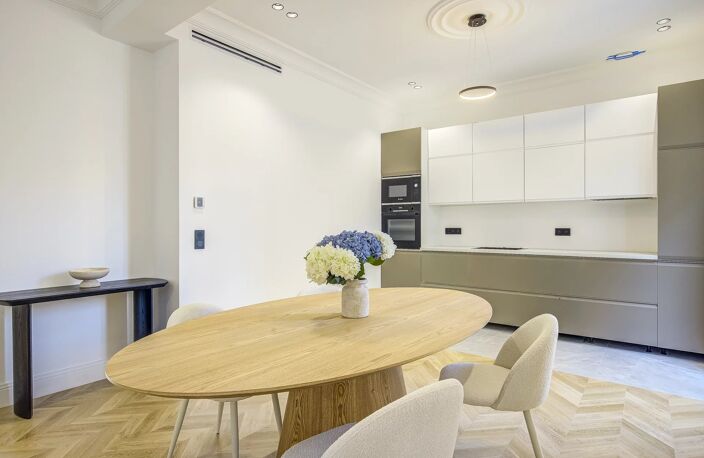 NICE CARRÉ D'OR - SUPERBE 3 PIÈCES ENTIÈREMENT RENOVÉ — photo 3