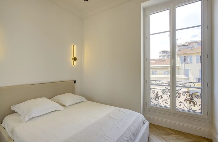 NICE CARRÉ D'OR - SUPERBE 3 PIÈCES ENTIÈREMENT RENOVÉ — photo 5