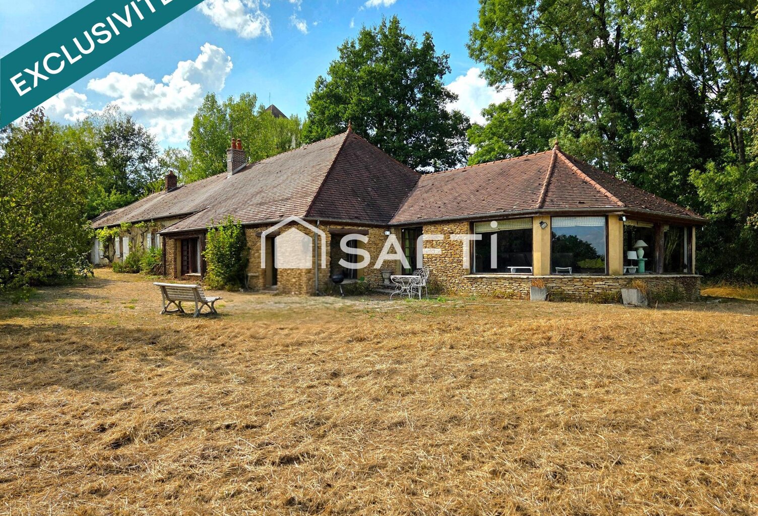 Maison en pierre de plein pied isolée des voisins avec pâtures et forêt — photo 1