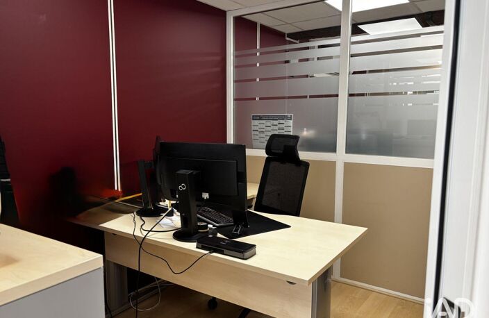 Location Local d'activités 90 m&sup2; — photo 2