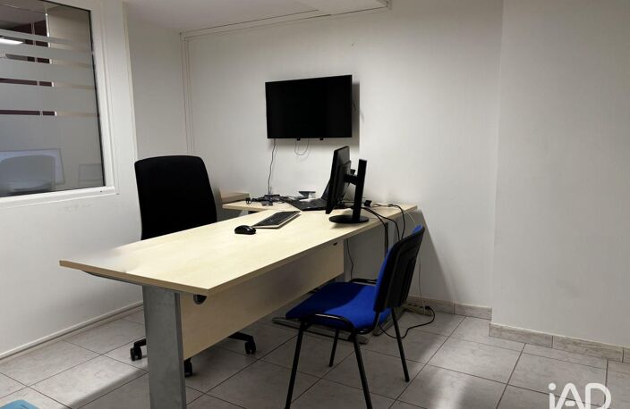 Location Local d'activités 90 m&sup2; — photo 3