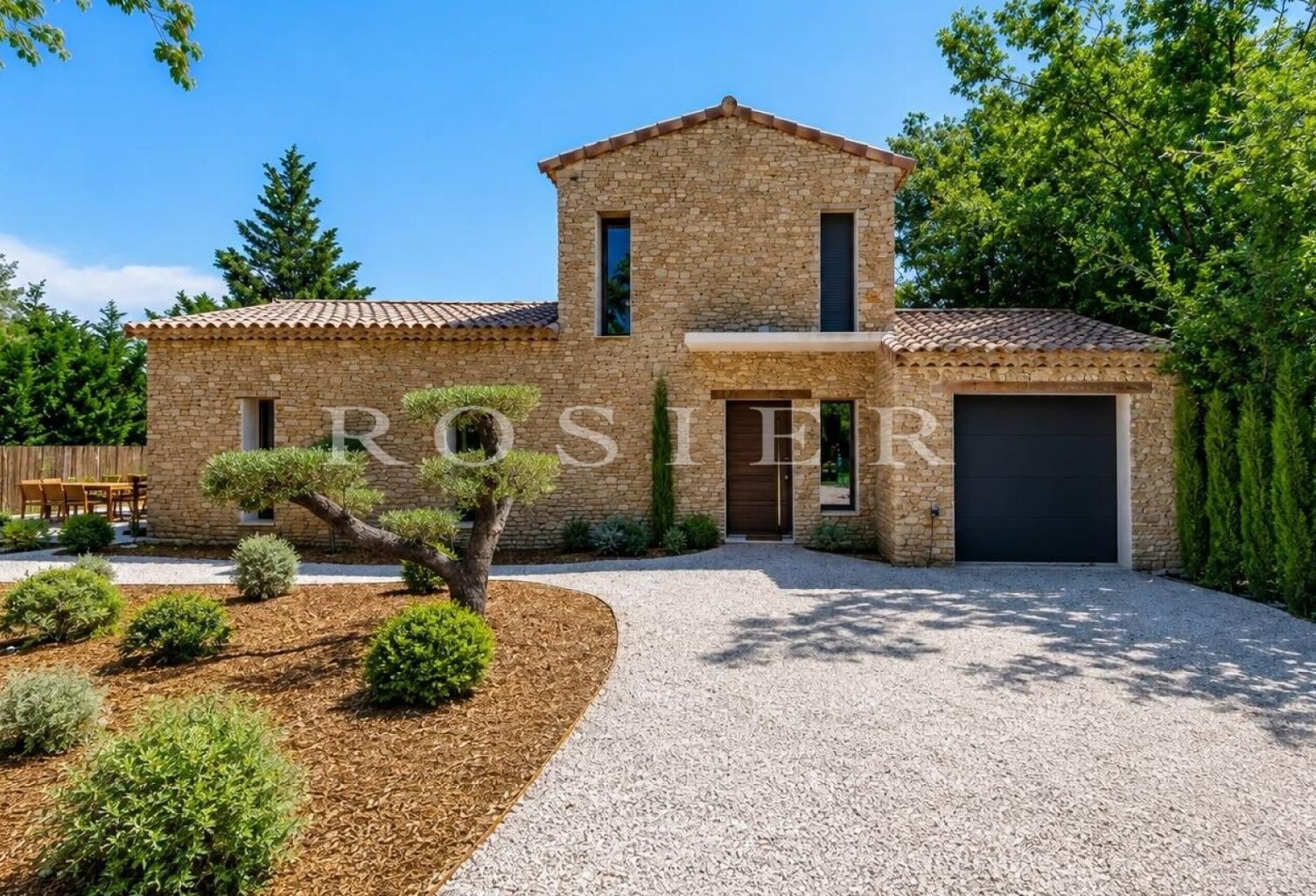 Maison compemporaine à Gordes — photo 1