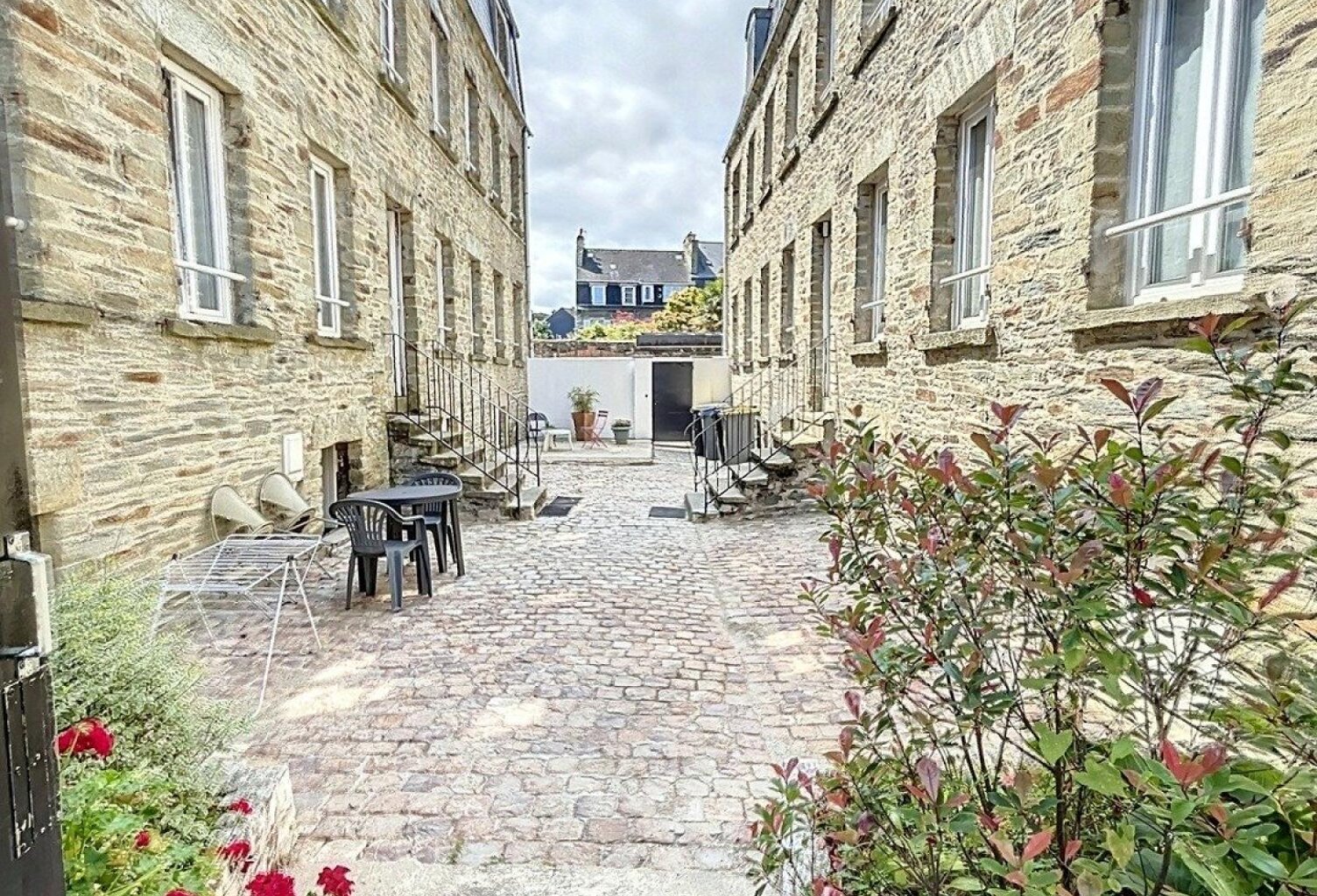 INVESTISSEURS  IMMEUBLES HYPERCENTRE CHERBOURG  BON RENDEMENT ! — photo 1