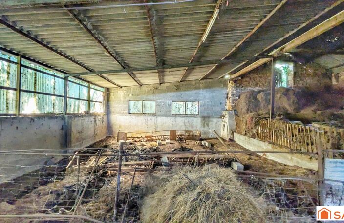 Maison de caractère à rénover intégralement avec 1,4 hectare de terrain et grange de 120 m² — photo 4