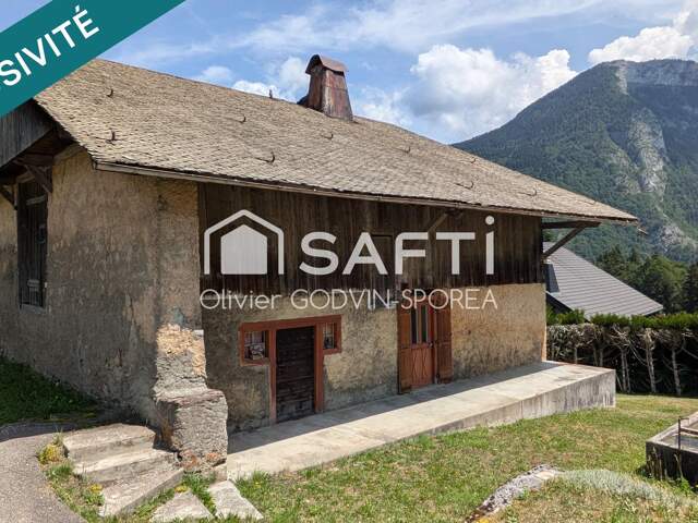 Ferme haut savoyarde de 1848 à rénover dans un village traditionnel de la vallée d'Abondance — photo du bien