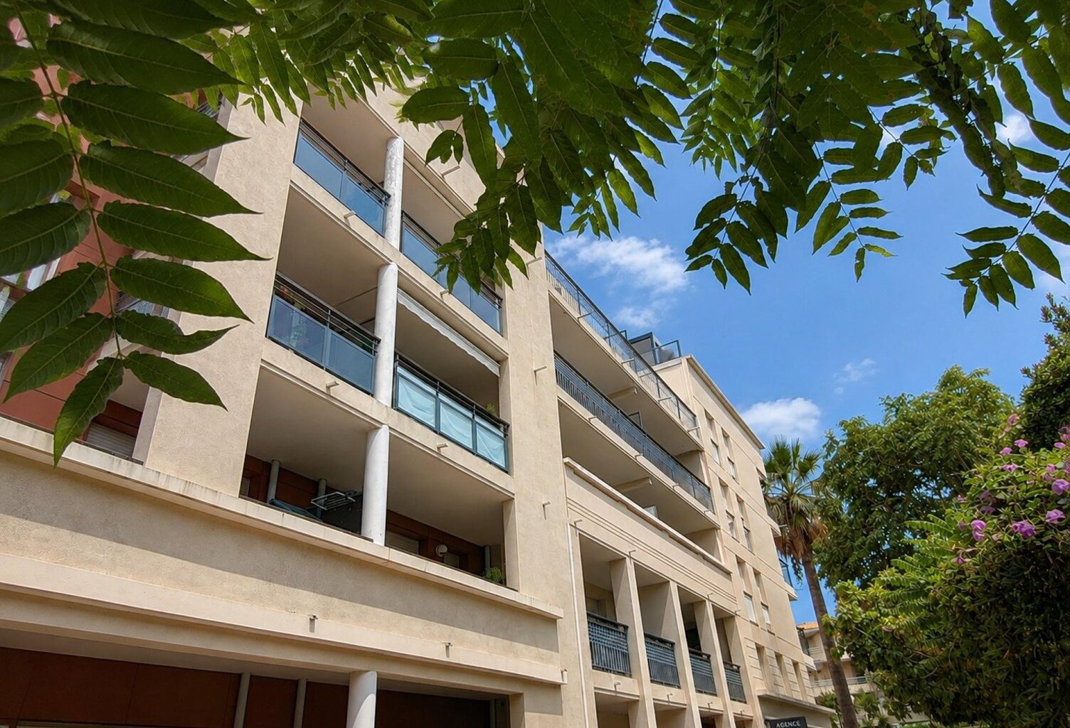 Beau T2 de 44m2 avec terrasse couverte,  et parking privatif  dans une  residence de standing recherchée avec ascenseur - centre ville de Cavalaire sur mer — photo 1