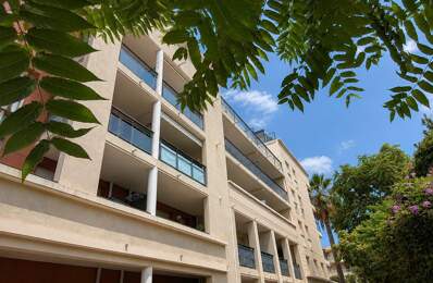Beau T2 de 44m2 avec terrasse couverte,  et parking privatif  dans une  residence de standing recherchée avec ascenseur - centre ville de Cavalaire sur mer — photo du bien