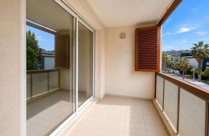 Beau T2 de 44m2 avec terrasse couverte,  et parking privatif  dans une  residence de standing recherchée avec ascenseur - centre ville de Cavalaire sur mer — photo 2