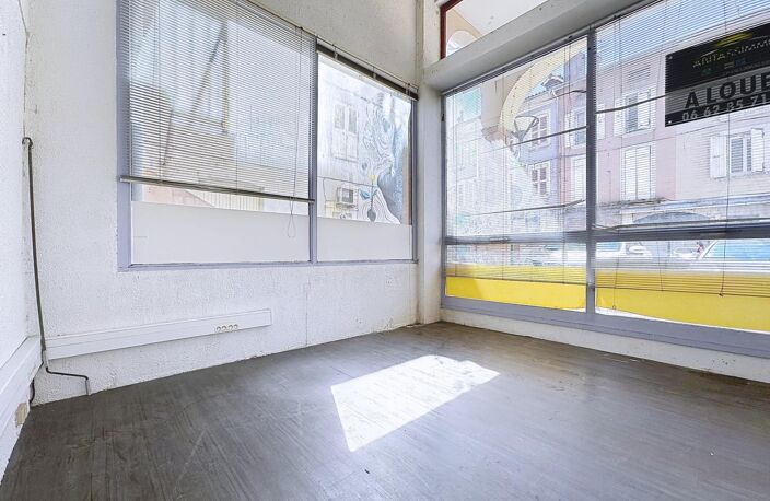 A l'entrée de Voiron, murs à vendre, local professionnel bureaux/commerce 88 m² — photo 2