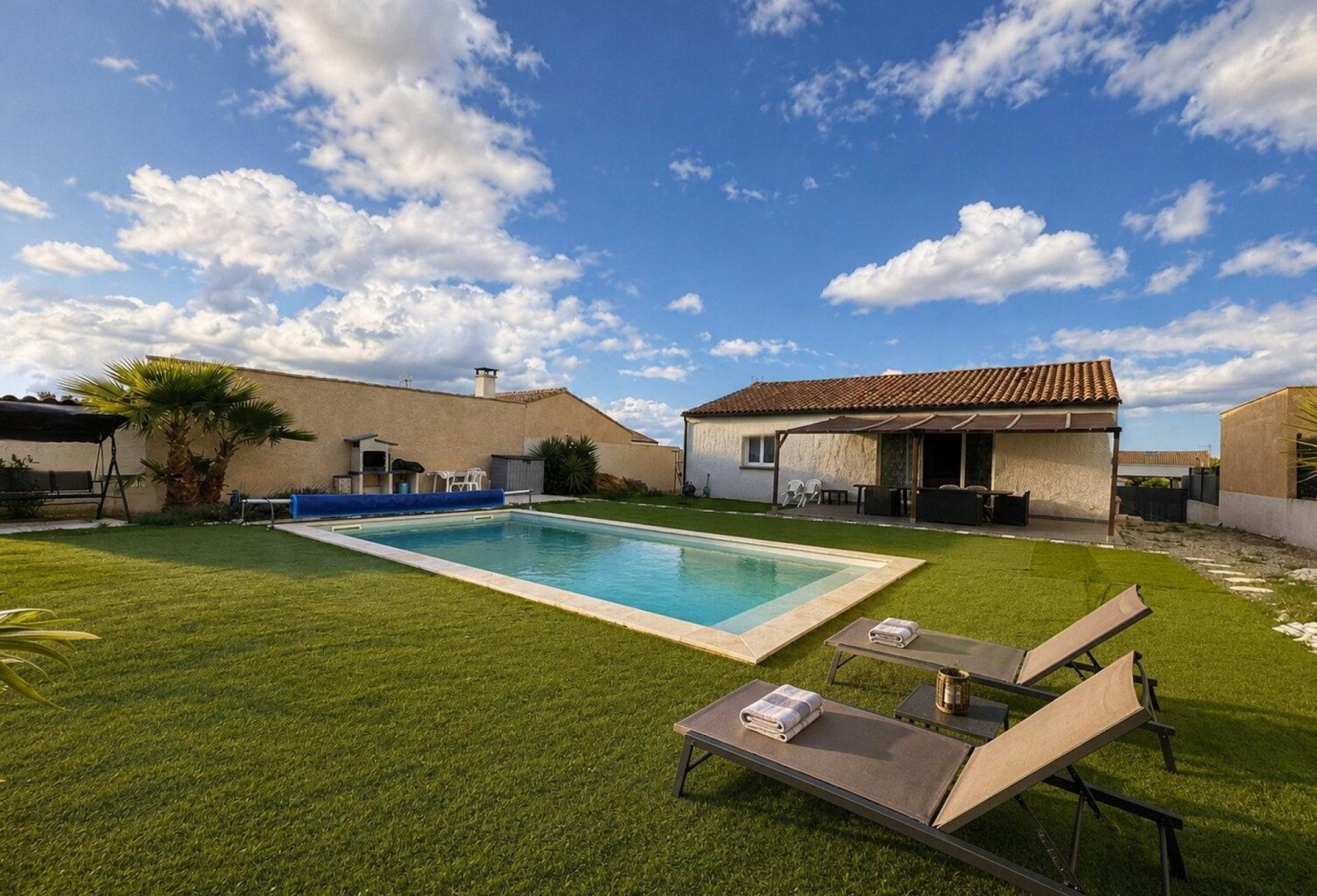 Villa contemporaine 4 faces au fond d'une impasse avec piscine 8x4 et panneaux photovoltaïques — photo 1