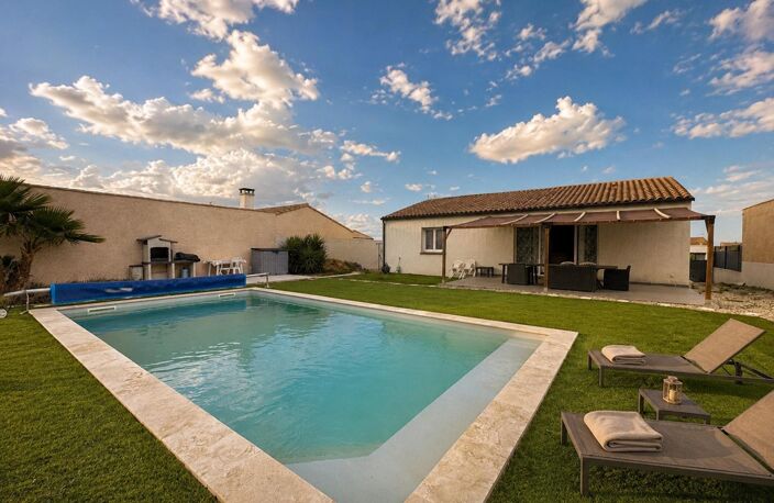 Villa contemporaine 4 faces au fond d'une impasse avec piscine 8x4 et panneaux photovoltaïques — photo 2