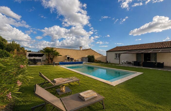 Villa contemporaine 4 faces au fond d'une impasse avec piscine 8x4 et panneaux photovoltaïques — photo 3