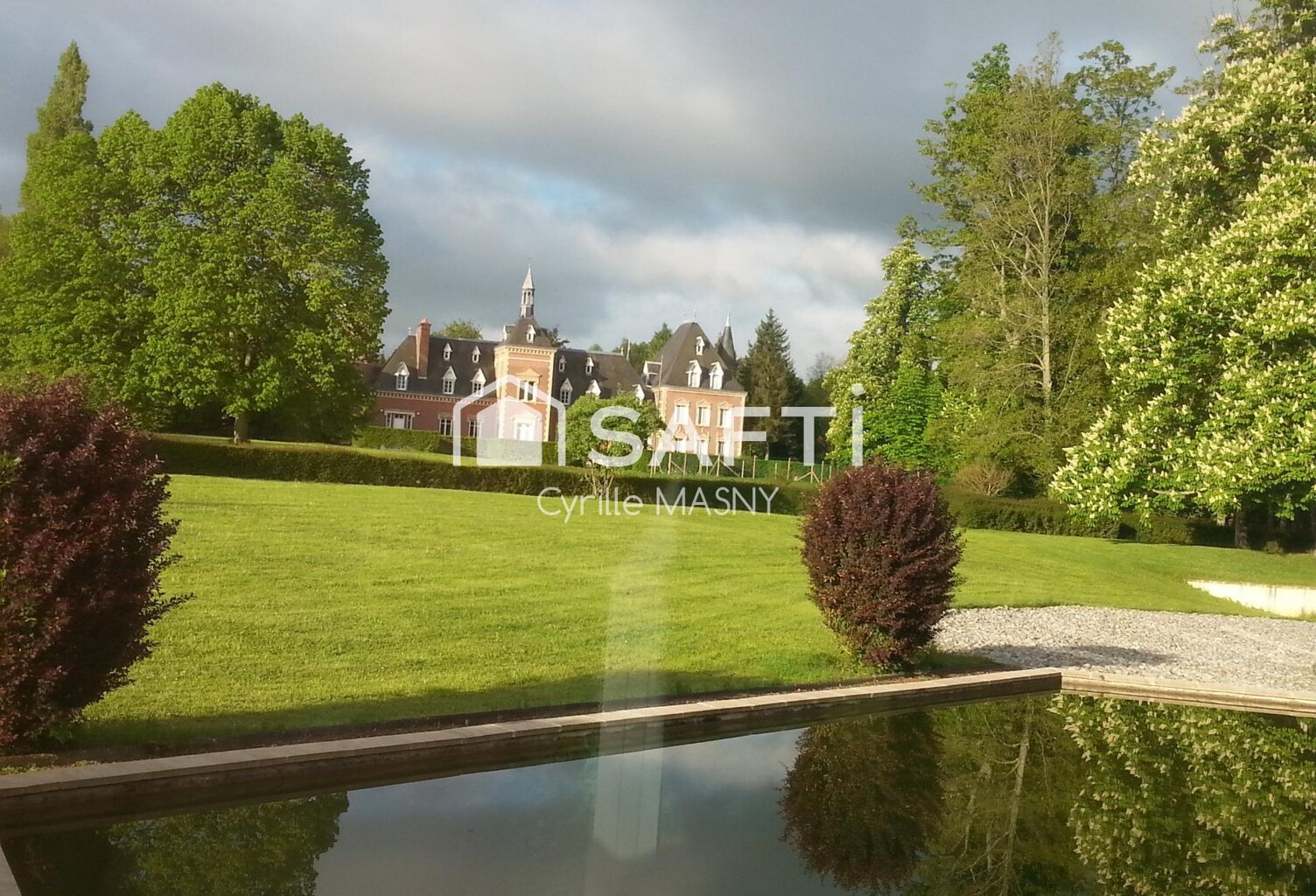 CHÂTEAU DU XIXe AVEC DOMAINE SUR 11 HECTARES — photo 1
