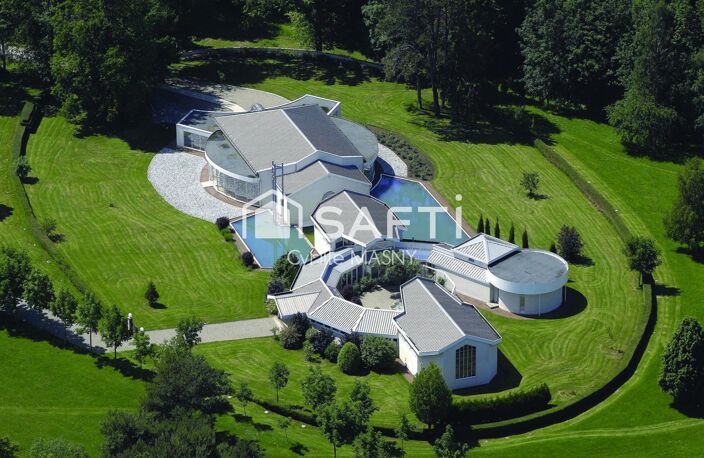 CHÂTEAU DU XIXe AVEC DOMAINE SUR 11 HECTARES — photo 2