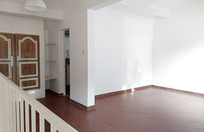T2  HYERES PORT DERNIER ETAGE TERRASSES ,PARKING — photo 2