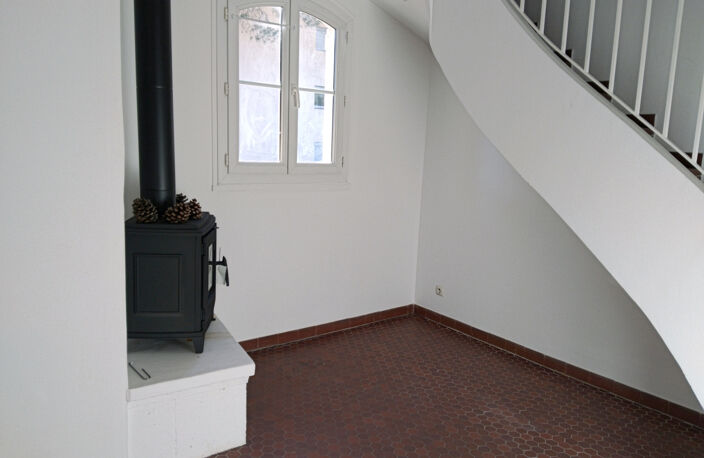 T2  HYERES PORT DERNIER ETAGE TERRASSES ,PARKING — photo 3