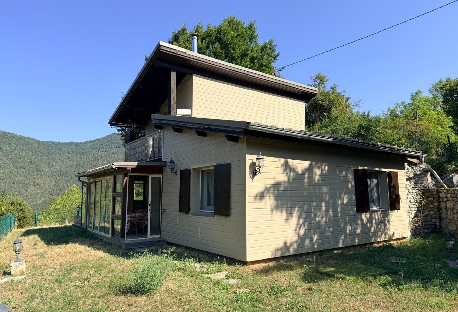 LE HAUT VERNET (04140)-Beau CHALET- 80m2 + Garage et atelier — photo 1
