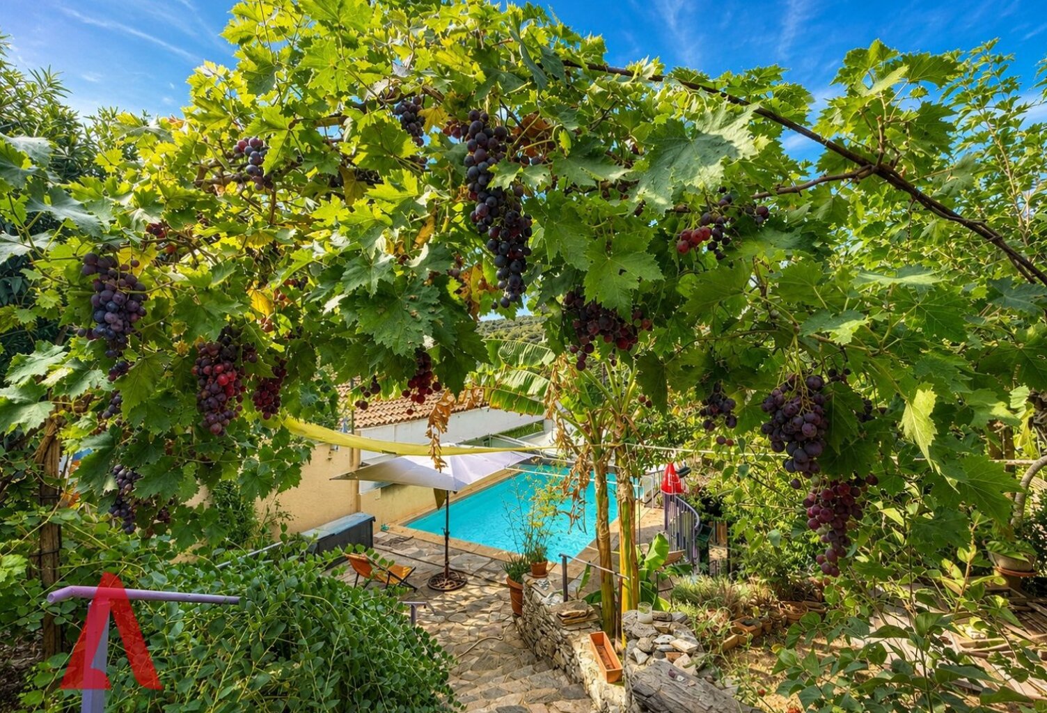 Charmante maison en pierre avec piscine, jardin et vue à couper le souffle — photo 1