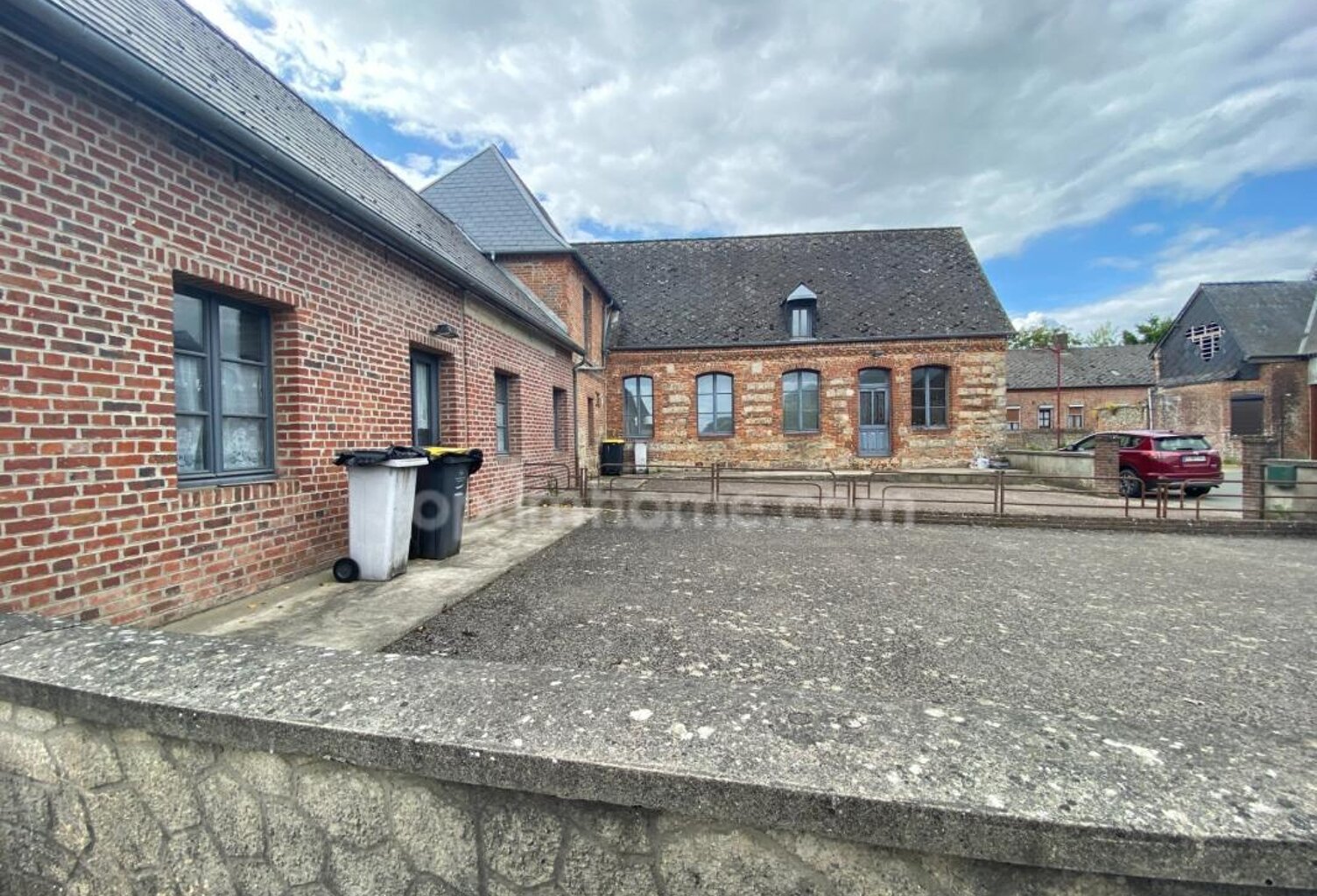 vente d un ensemble  de 3 maisons louer  et 1 appartement  15 pièces Proche de VERVINS (02) — photo 1