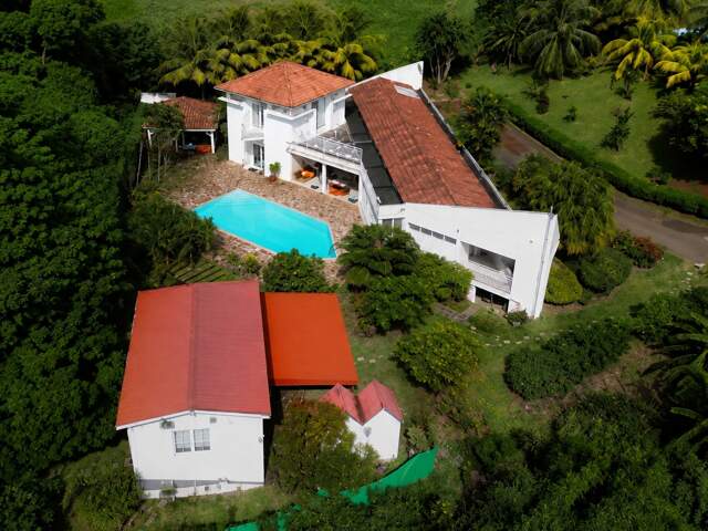 FORT-DE-FRANCE – Villa avec piscine et bungalow indépendant — photo du bien