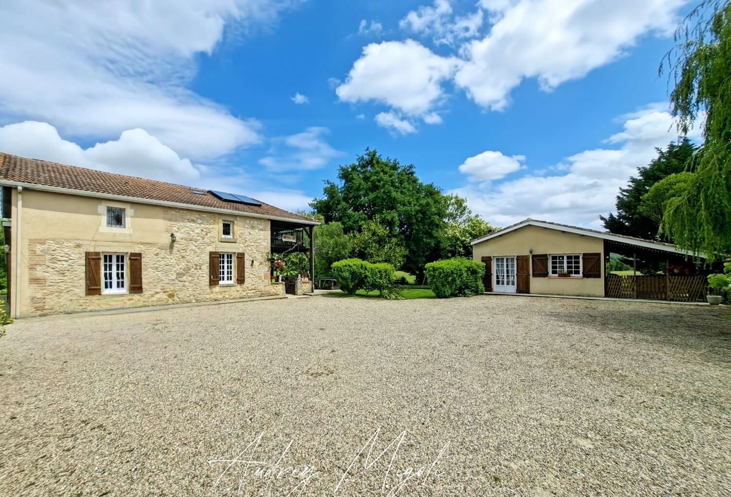 Propriété en pierre avec maison, gîte, 245m², 7 chambres, piscine, 300m² de dépendances, parc de 2,5 hectares — photo 1