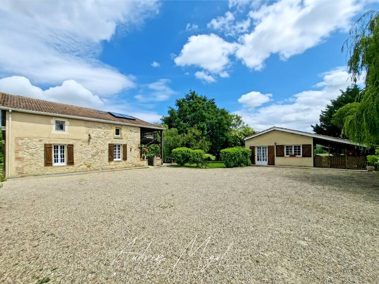 Propriété en pierre avec maison, gîte, 245m², 7 chambres, piscine, 300m² de dépendances, parc de 2,5 hectares — photo 1