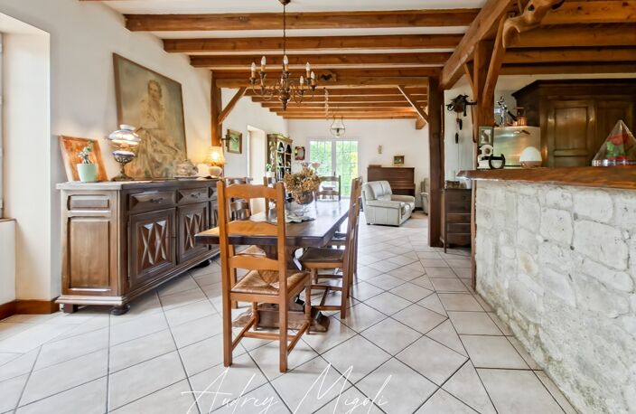 Propriété en pierre avec maison, gîte, 245m², 7 chambres, piscine, 300m² de dépendances, parc de 2,5 hectares — photo 3