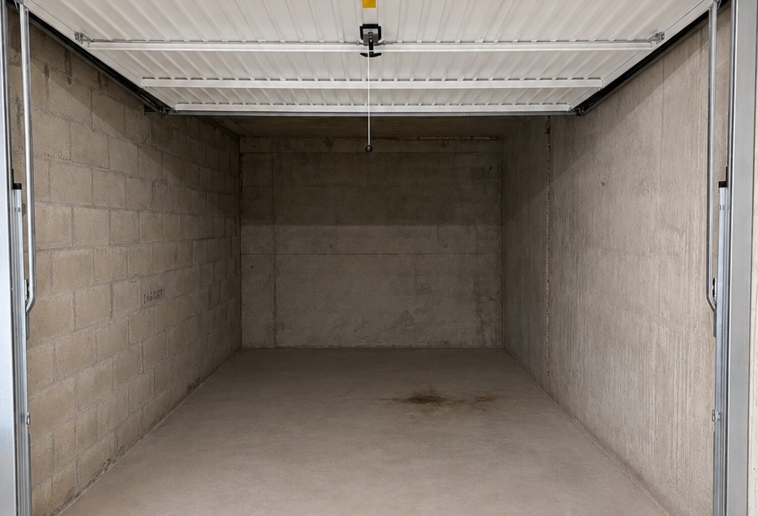 GARAGE FERMÉ À LOUER – 13,9 m² – DÉCINES-CHARPIEU – RUE DE LA RÉPUBLIQUE — photo 1