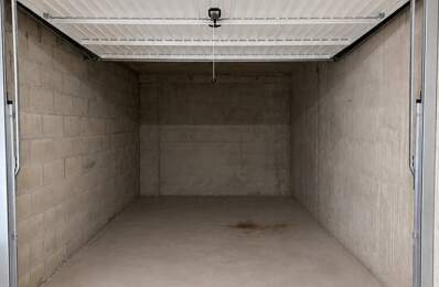 GARAGE FERMÉ À LOUER – 13,9 m² – DÉCINES-CHARPIEU – RUE DE LA RÉPUBLIQUE — photo du bien
