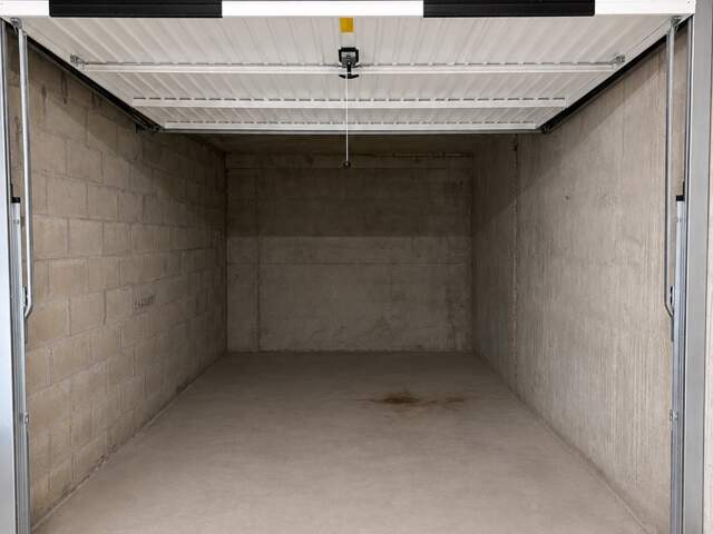 GARAGE FERMÉ À LOUER – 13,9 m² – DÉCINES-CHARPIEU – RUE DE LA RÉPUBLIQUE — photo du bien