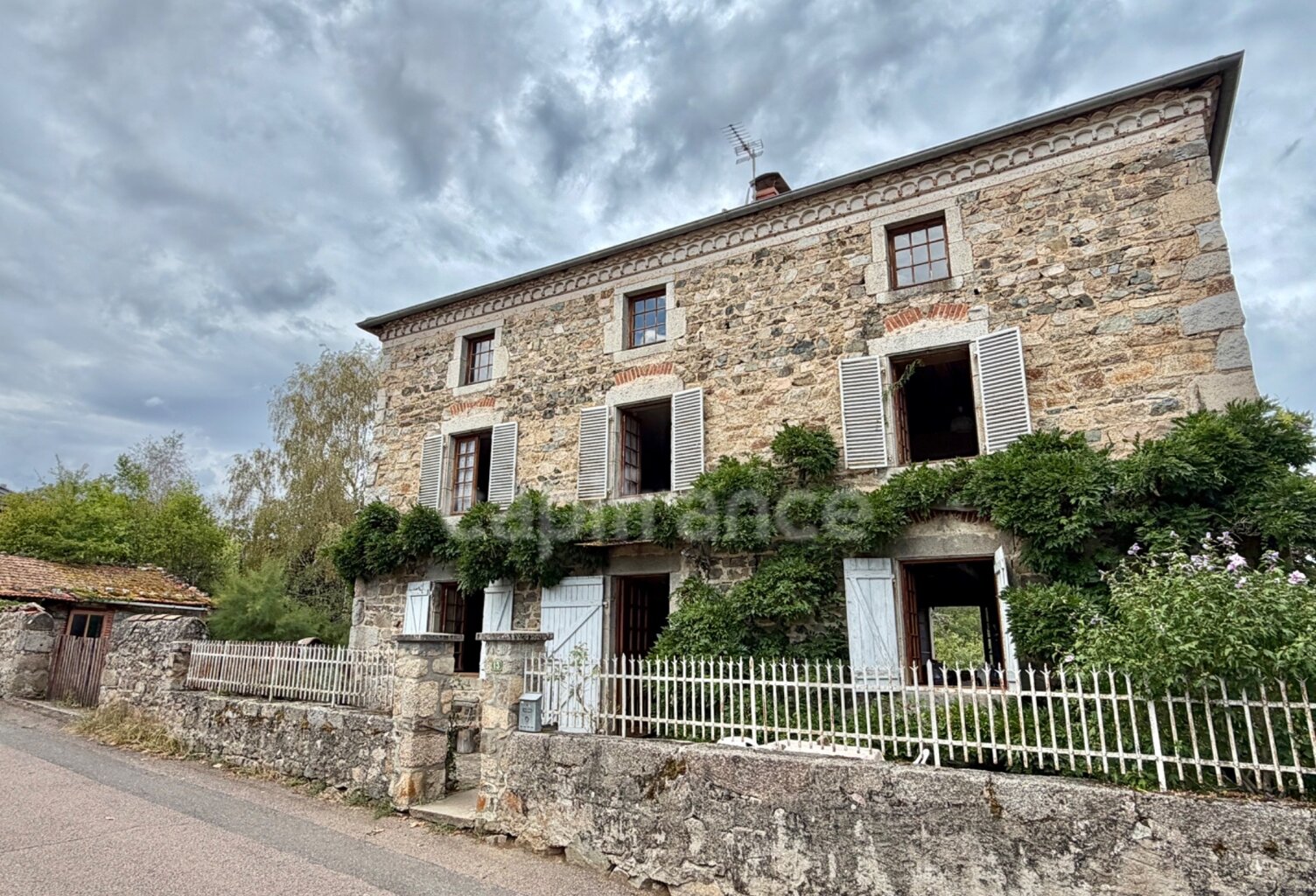 MAISON EN PIERRE DE 150 M2, 4 CHAMBRES, TERRAIN DE 2 000 M2 + 9 383 M2 EN FERMAGE, COMBLES AMÉNAGEABLES DE 75 M2, PUITS, GARAGE DE 40 M2, FIBRE OPTIQUE, CAVES, GROS TRAVAUX À PRÉVOIR — photo 1