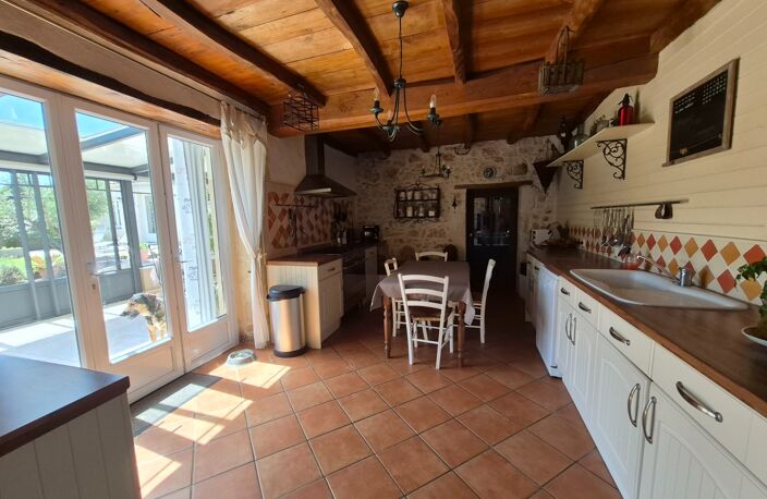 Maison avec nombreuses dépendances, studio et terrain constructible de plus de 3 000 m² — photo 3