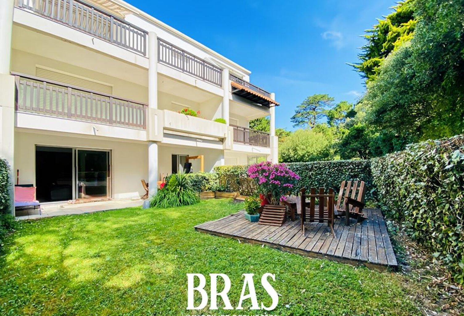 À vendre - Charmant type 2 avec terrasse, jardin privatif et parking - La Baule-Les Pins — photo 1
