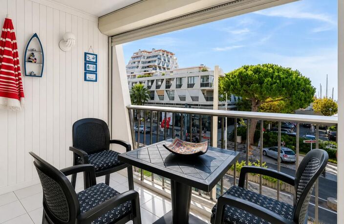 LA GRANDE-MOTTE (34280) – STUDIO CABINE AVEC COIN NUIT – 31,59 M² – BALCON – VUE MER & PORT – EXPOSITION SUD – ASCENSEUR — photo 2