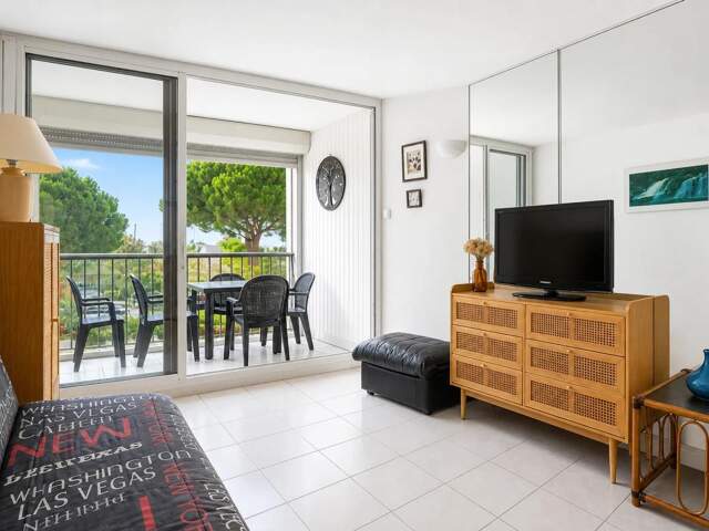 LA GRANDE-MOTTE (34280) – STUDIO CABINE AVEC COIN NUIT – 31,59 M² – BALCON – VUE MER & PORT – EXPOSITION SUD – ASCENSEUR — photo du bien
