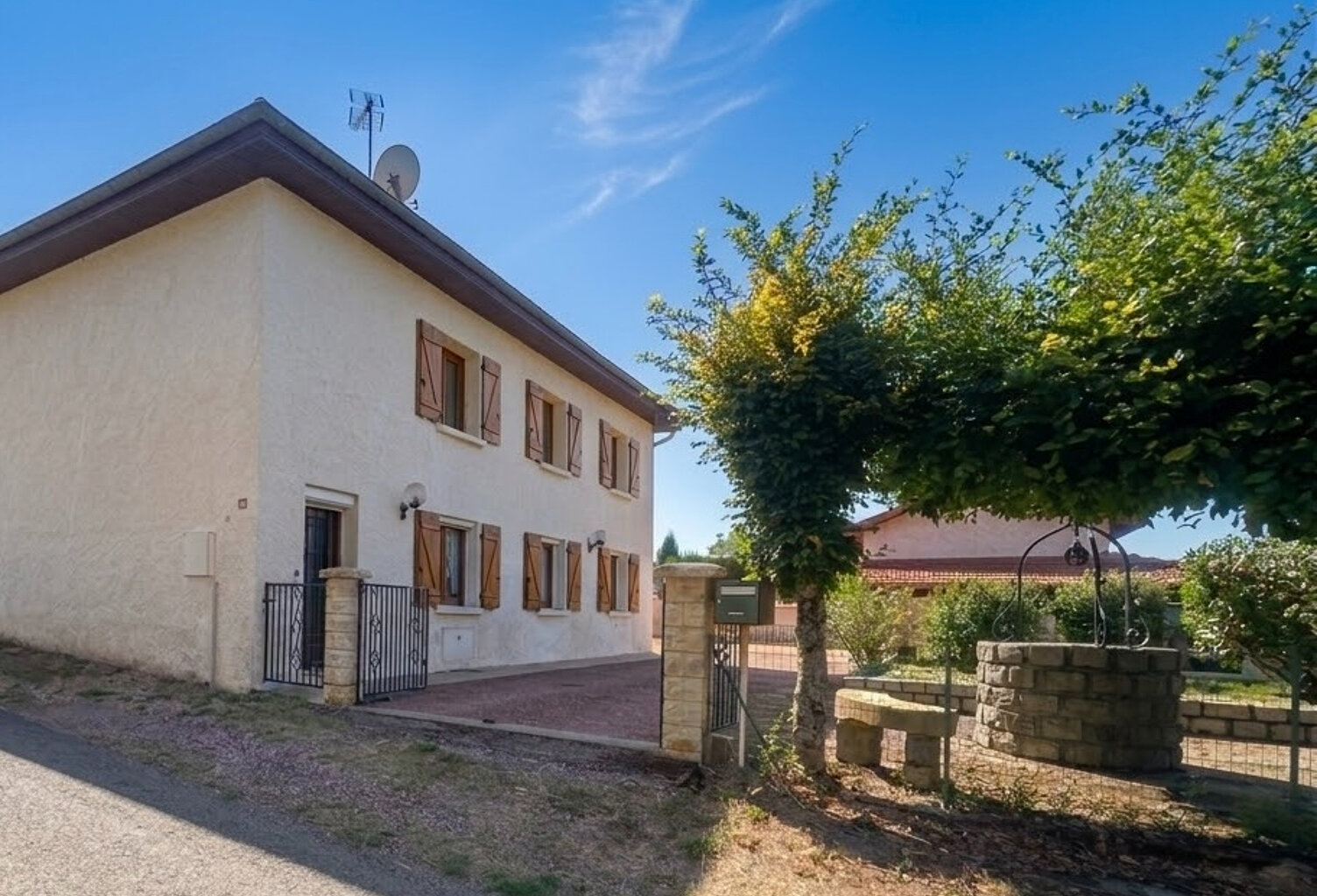 EXCLUSIVITÉ ,SAINT-HILAIRE-SOUS-CHARLIEU MAISON 4 CHAMBRES  154 m² — photo 1