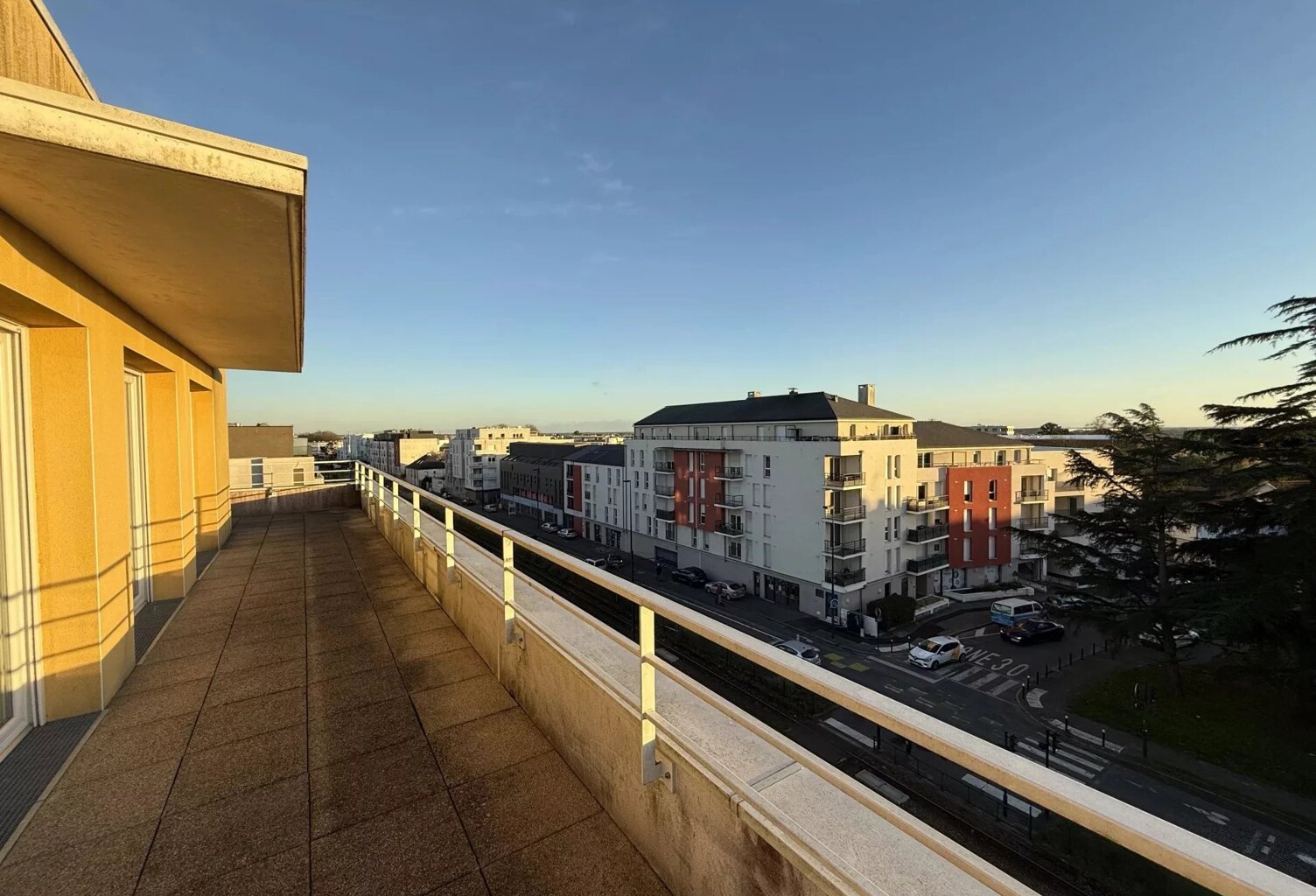 DERNIER ETAGE - 3 CHAMBRES - PARKINGS - TERRASSES — photo 1