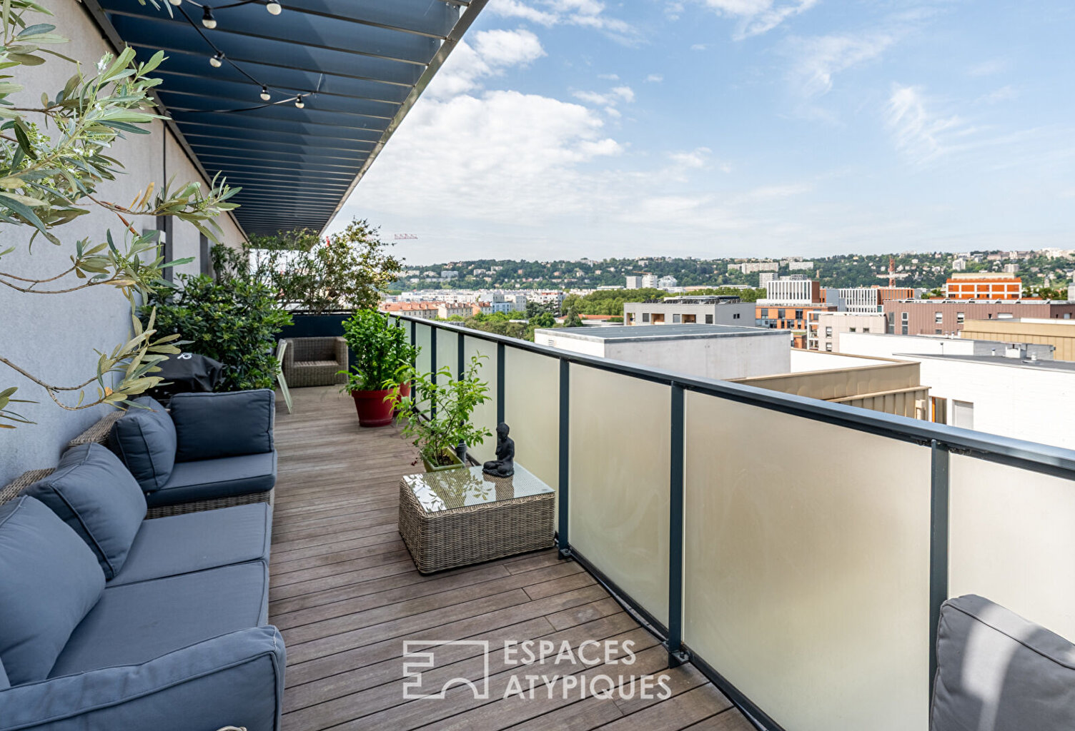 Dernier étage avec terrasse et vue dégagée — photo 1