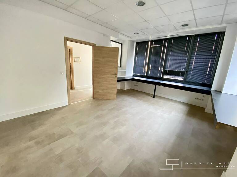 Local commercial — photo 1