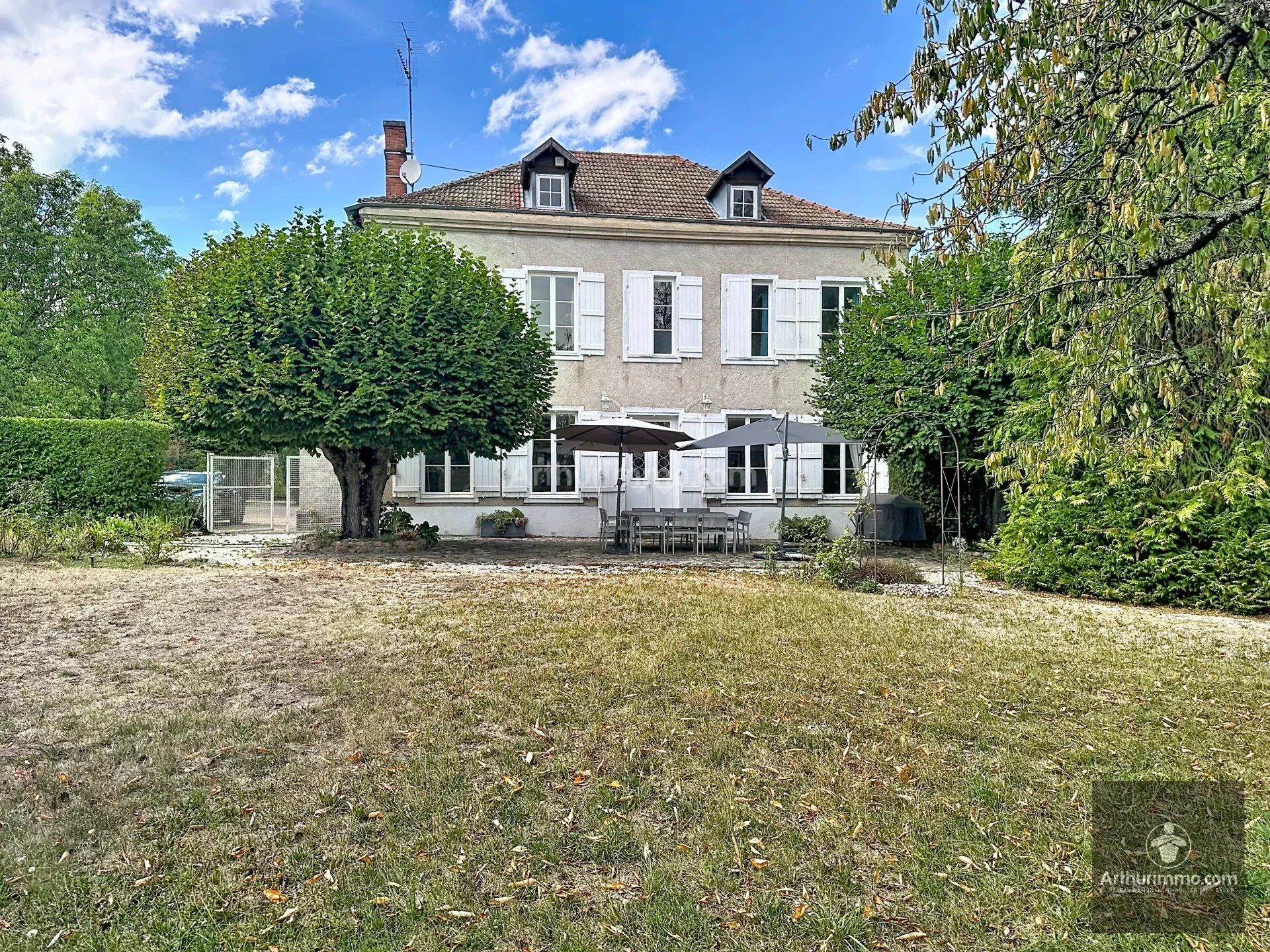 Acheter maison de 7 pièces 290 m² 720 000 € à Renaison (42370) : une annonce Arthurimmo.com — 2